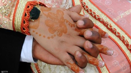 مغربي يحلق شعر زوجته كاملا.. والسبب؟