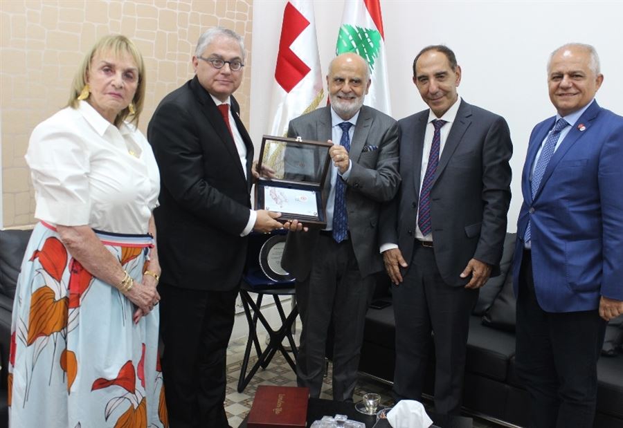 طابع بريدي من "ليبان بوست" للصليب الأحمر  طابع بريدي من "ليبان بوست" للصليب الأحمر