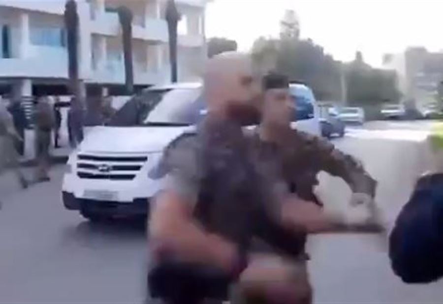 بالفيديو: مرافق "باسيل" يعتدي على مواطن في طرابلس!