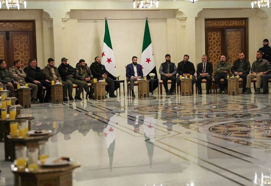 تحت مظلة وزارة الدفاع... اتفاقٌ بين الشرع والفصائل المسلحة!