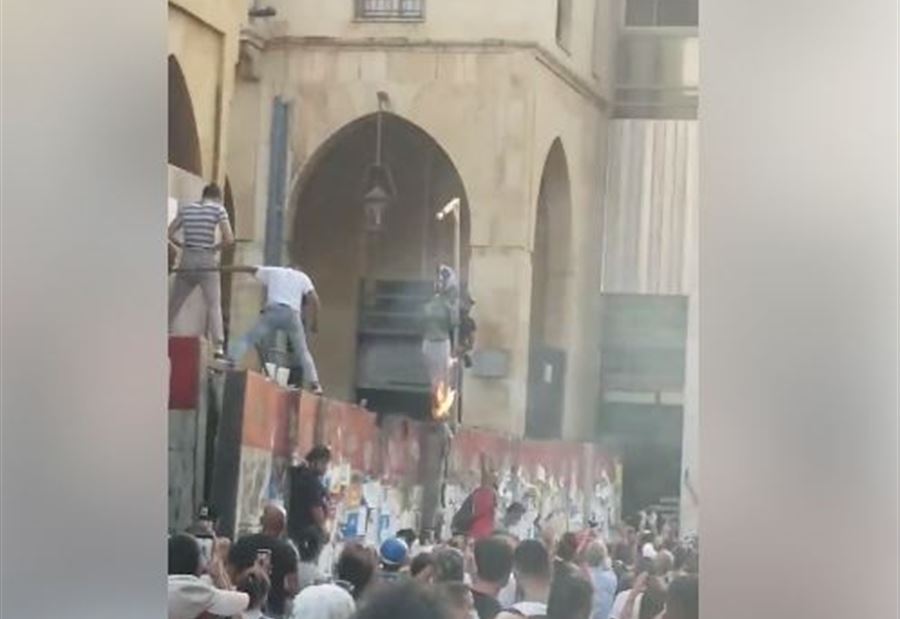 بالفيديو: تجدد الإحتجاجات أمام مجلس النواب
