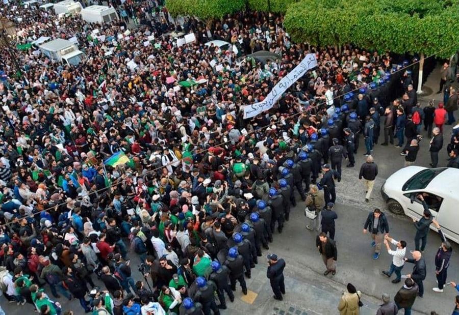 الجيش الجزائري يخرج عن صمته.. ويحذر من "سنوات الجمر"