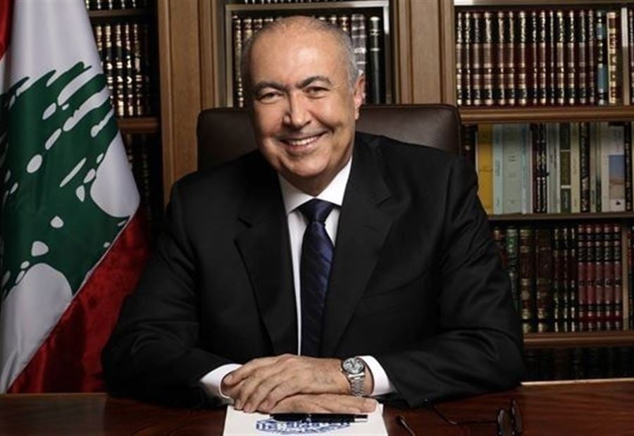 مخزومي يطلب المديح 
