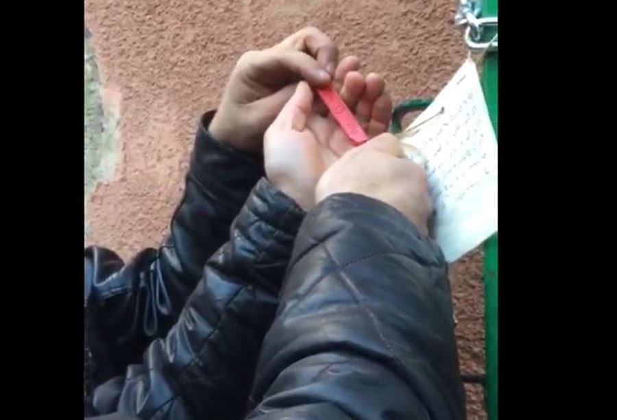 بالفيديو: لحظة اقفال معمل "ميموزا" في زحلة بالشمع الأحمر