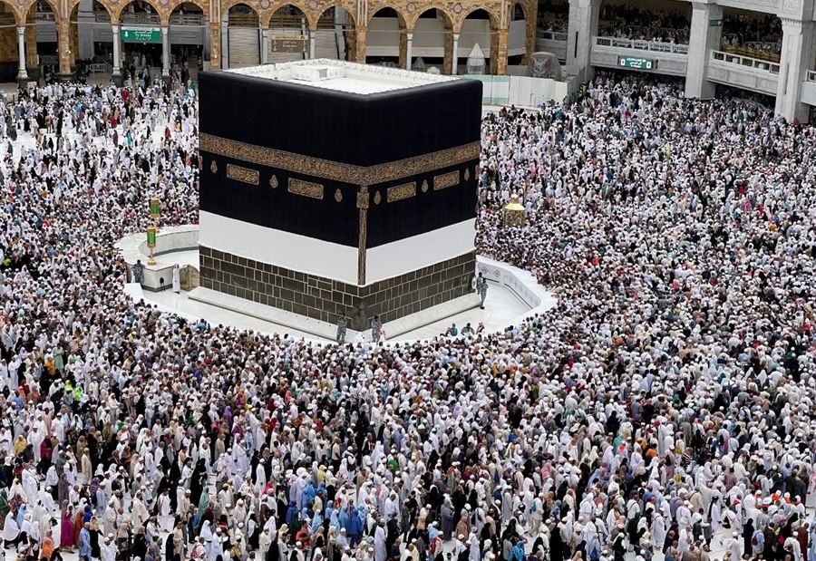 قرارٌ "لافت" من السعودية حول أداء العمرة في رمضان