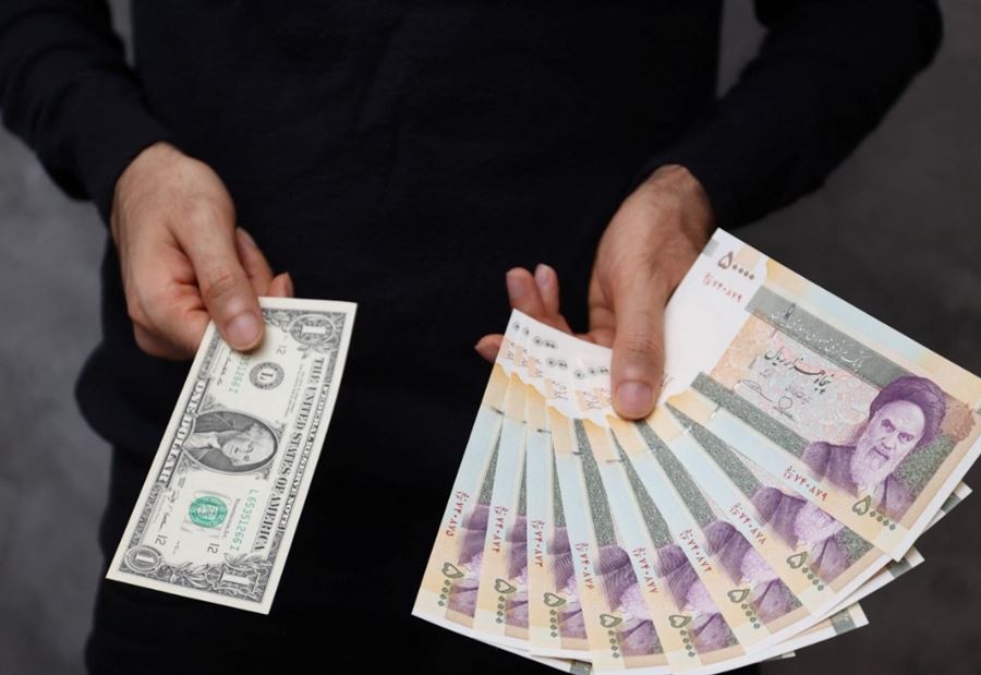 وسط حالة من الغموض... انهيارٌ للريال الإيراني مقابل الدولار