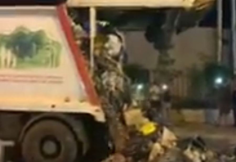 بالفيديو: محتجون يُقفلون أوتوستراد انطلياس بالنفايات! بالفيديو: محتجون يُقفلون أوتوستراد انطلياس بالنفايات!