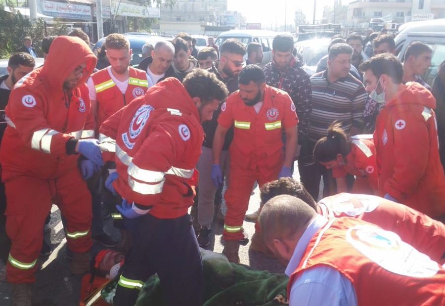 بالصور: جريح بحادث تصادم على أوتوستراد المنية