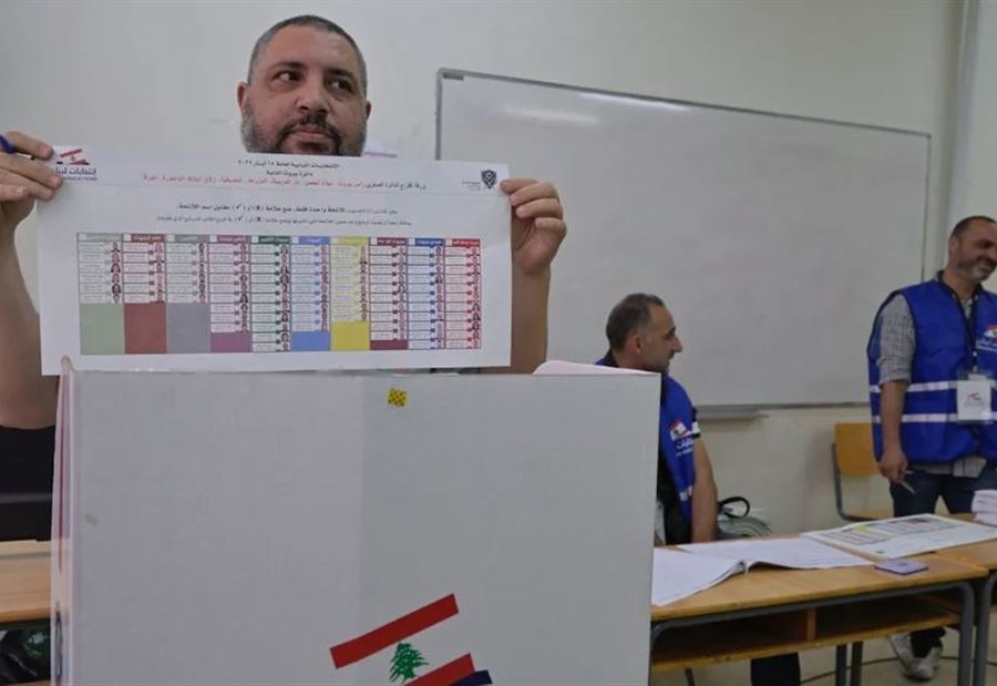بالصورة: لوائح إنتخابية في سلة النفايات! 