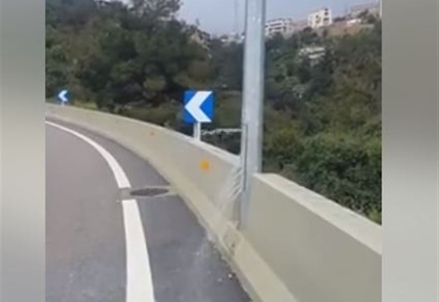 بالفيديو: "أمر غريب عجيب"..  عمود كهرباء تتدفق منه المياه! بالفيديو: "أمر غريب عجيب"..  عمود كهرباء تتدفق منه المياه!