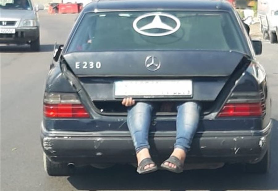 بالصورة: وضعوه في صندوق السيارة.. وقوى الأمن تحركت