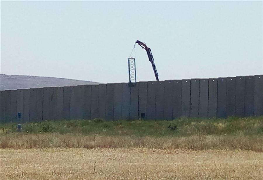 بالصورة: تثبيت برج المراقبة فوق الجدار بين لبنان وفلسطين