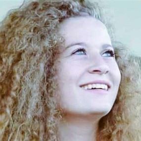بالفيديو: عهد التميمي توجه رسالة لنصر الله