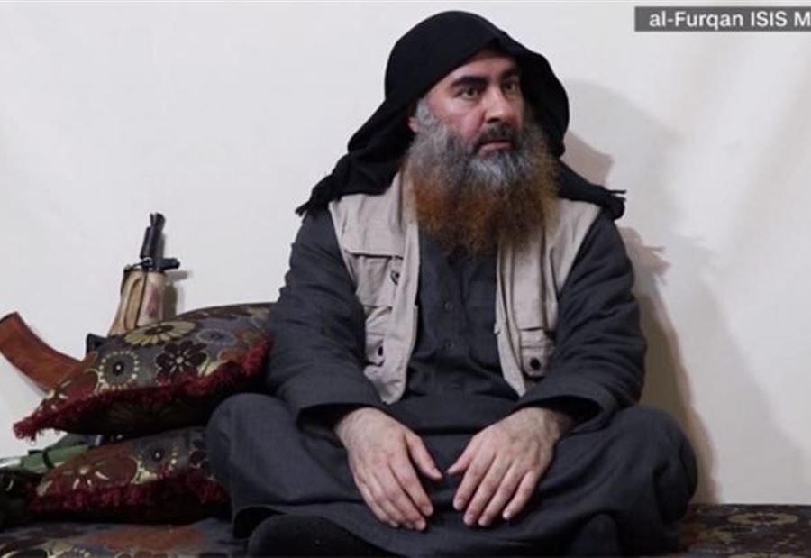 منها "رسالة للقاعدة".. ماذا يُفهم من لباس وطريقة جلوس البغدادي؟ 