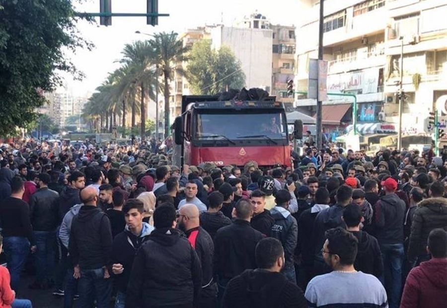 بالفيديو: إشكال بين المتظاهرين والجيش في المزرعة وسقوط جرحى