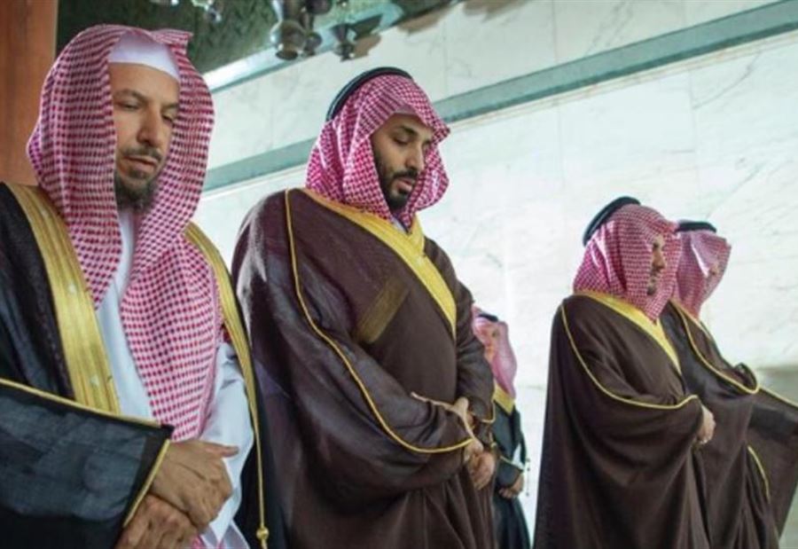 بالصور: بن سلمان يصلي داخل الكعبة المشرفة