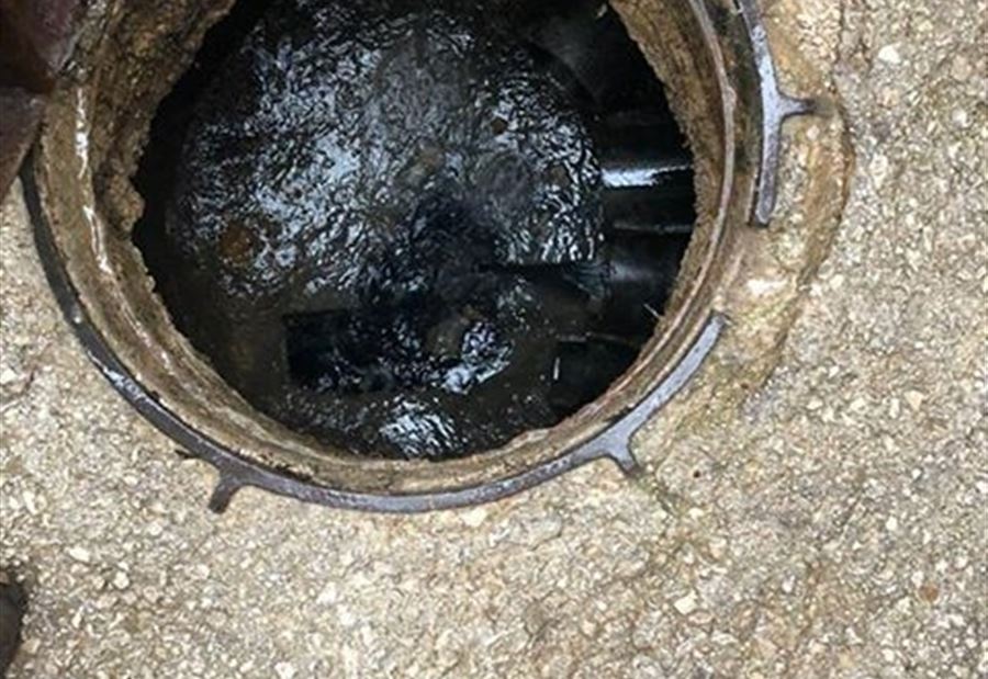 بالصورة: رئيس بلدية قاع الريم يوضح سبب تلوث نهر البردوني 