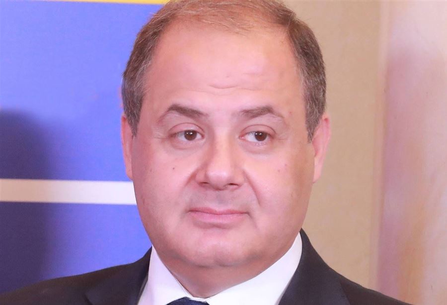عربيد يسترضي القصر