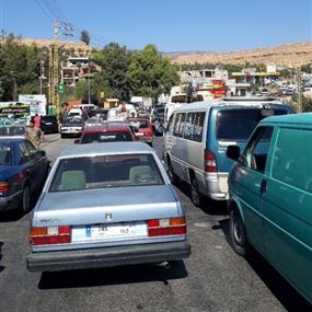 بالصورة: اقفال مدخل الهرمل عند محلة جسر العاصي