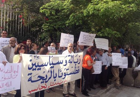 ناشطون بدأوا بالتجمع امام قصر العدل