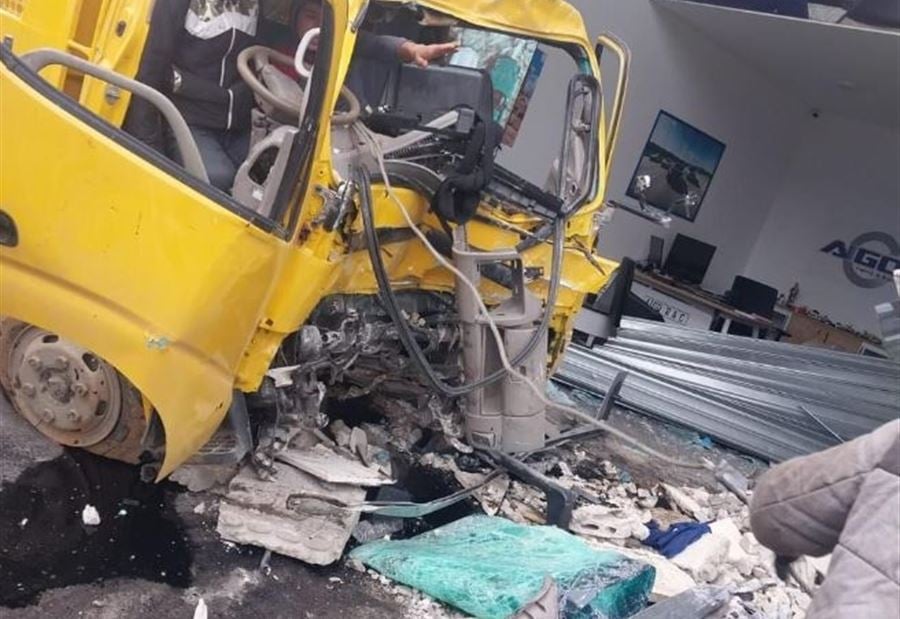 شاحنة ترتطم بمبنى في عمشيت... وإصابة شخصين! (فيديو)