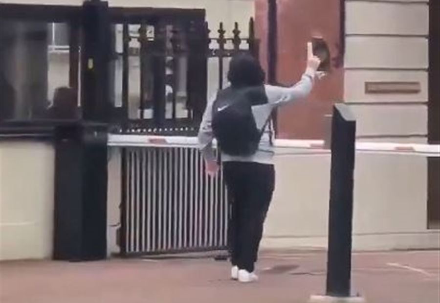 على خطى موميكا.. رجل يحاول حرق المصحف في لندن (فيديو) على خطى موميكا.. رجل يحاول حرق المصحف في لندن (فيديو)