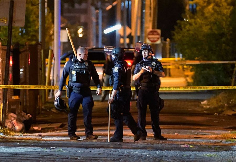 احتجاجاتٌ في لويفيل الأميركية... وإصابةُ شرطيَّين بالرصاص احتجاجاتٌ في لويفيل الأميركية... وإصابةُ شرطيَّين بالرصاص