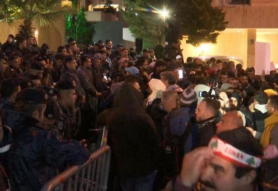 بالفيديو: متظاهرون أمام منزل دياب رفضًا لتكليفه