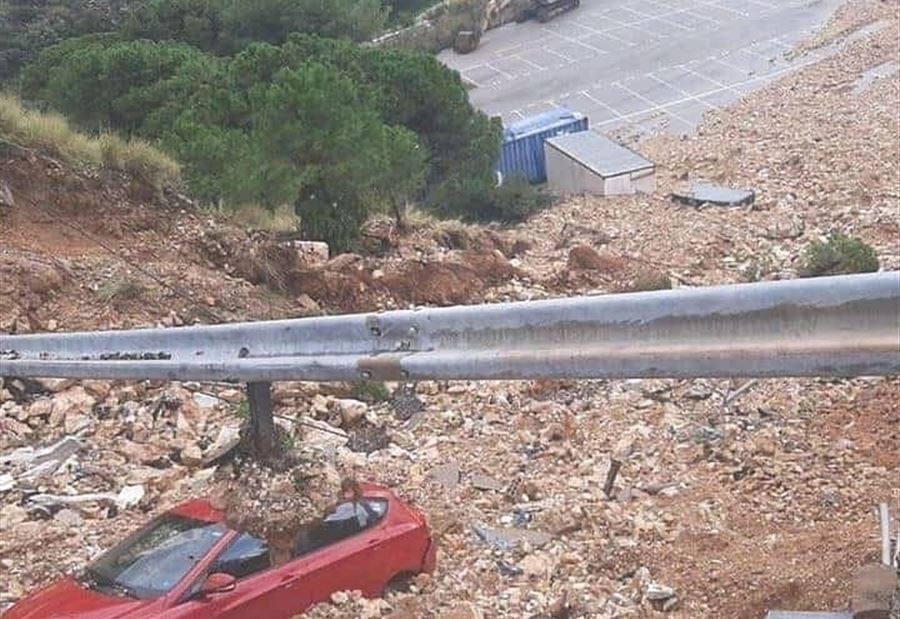 بالصور: انهيار الطريق أمام كازينو لبنان - طبرجا 