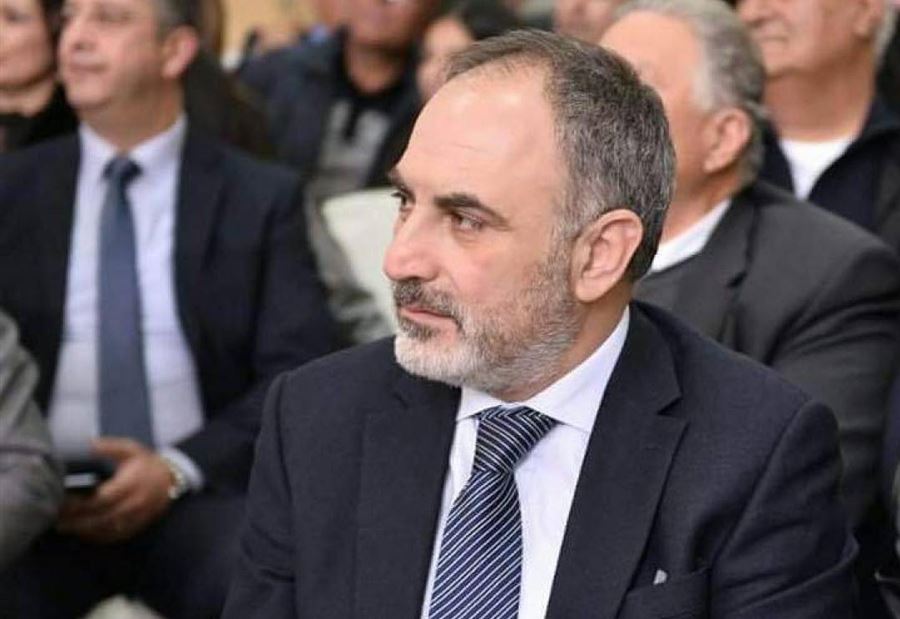 أسود: "النهب خصلة حوتية"