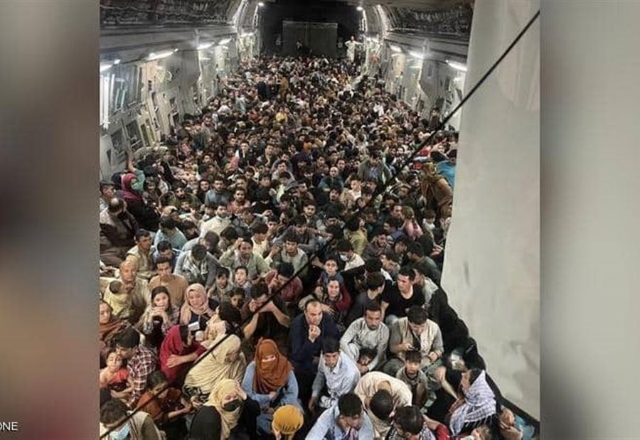 المئات "محشورون" في طائرة عسكرية... ما قصة الصورة الغريبة؟