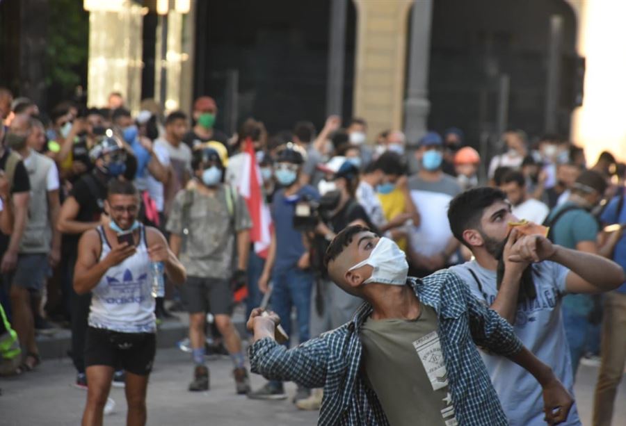 بالفيديو: تجدد الإحتجاجات أمام مجلس النواب 
