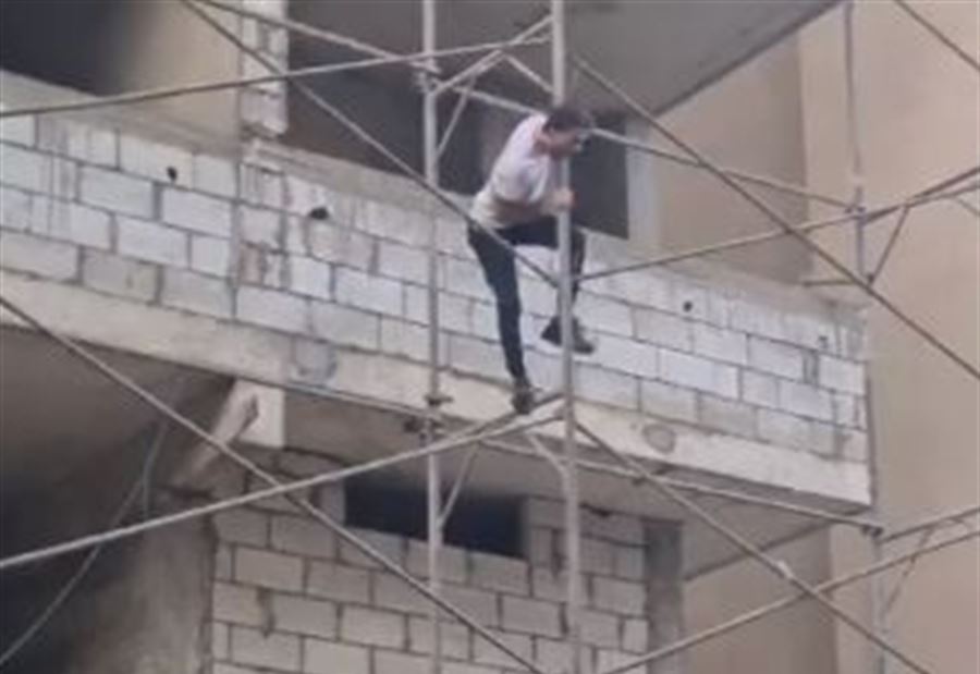 "بموت وما بنزل"... مواطن يُهدّد بالإنتحار! (فيديو) "بموت وما بنزل"... مواطن يُهدّد بالإنتحار! (فيديو)