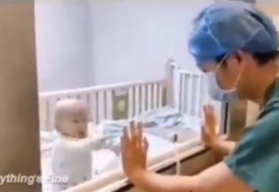 فيديو "يدمي القلب".. رضيع صيني مصاب بـ"كورونا" في ووهان