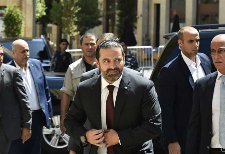 وردة للحريري.. وهو يرد: "رح نعملكن كل شي فينا نعملو"