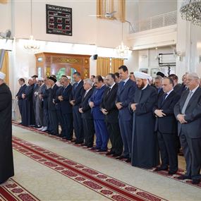 بالصورة: الأسد يؤدي صلاة عيد الأضحى