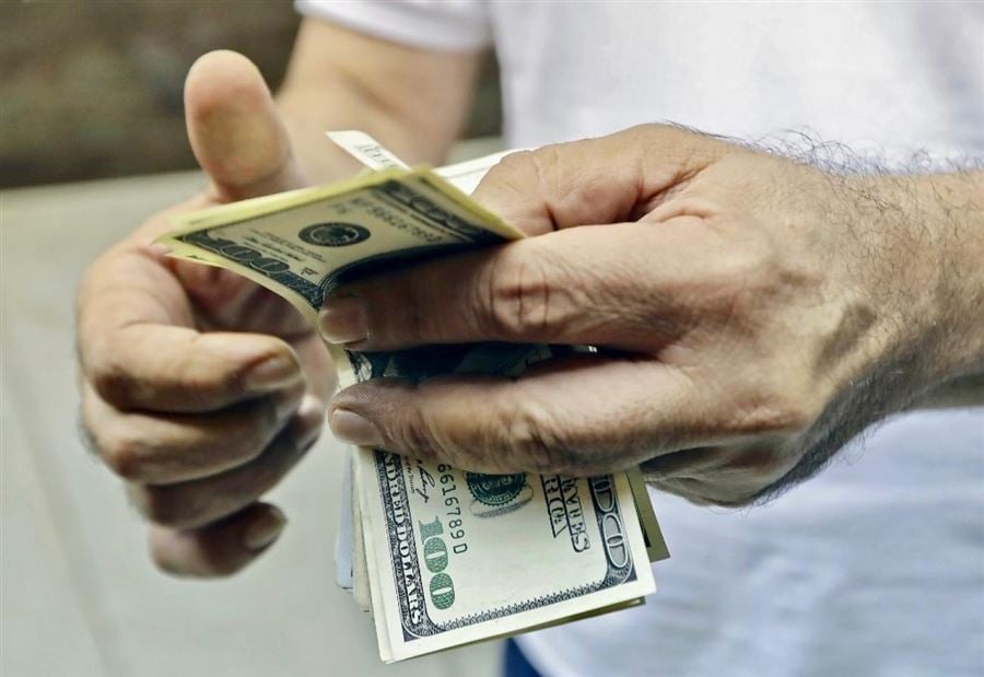 إنخفاضٌ ملحوظ للدولار في السوق السوداء 