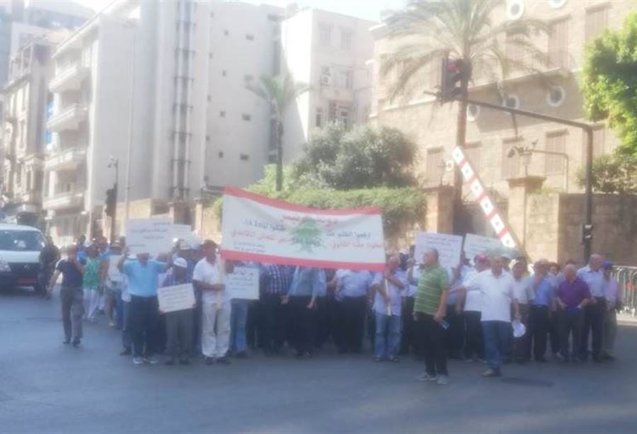 بالصور: معتصمون يحاولون دخول بيت الوسط 