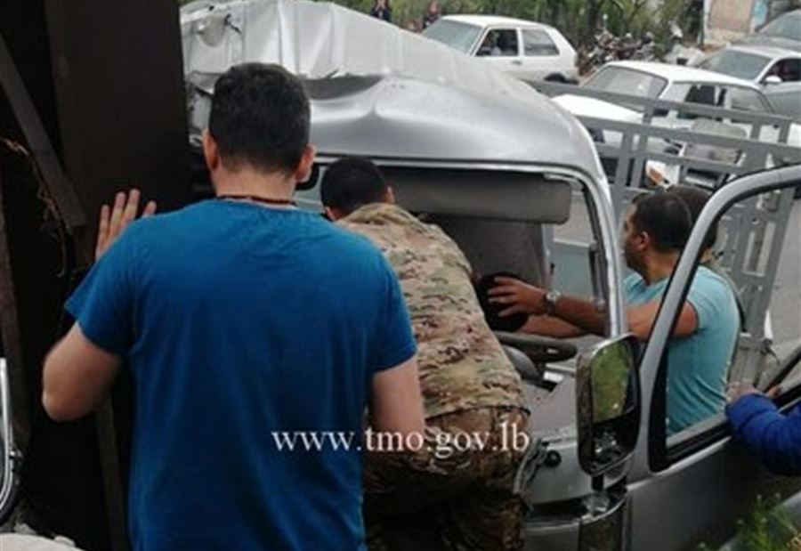 بالصور: قتيل وجريحان جراء اصطدام على طريق عام جعيتا