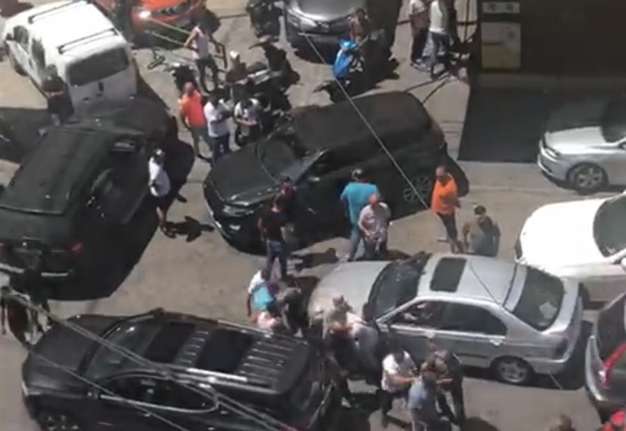 أمام أعين الناس... تحطيم ماكينات تعبئة الوقود في صور 