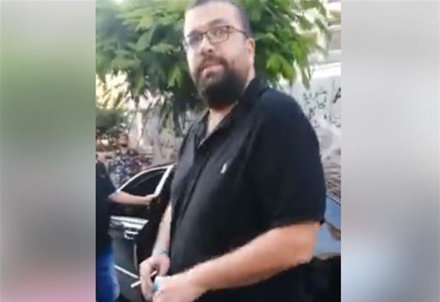 بالفيديو: محتجون يعترضون طريق أحمد الحريري