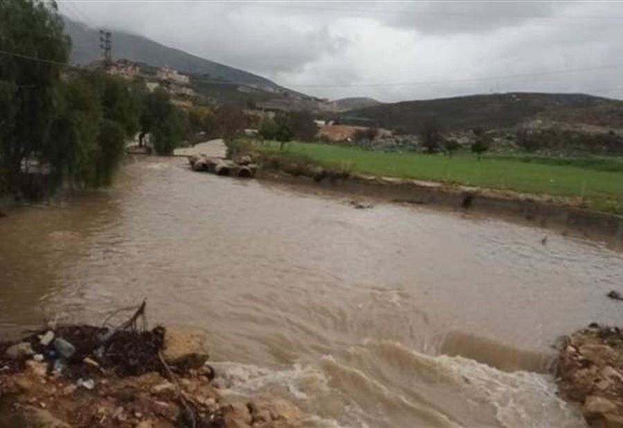 بسبب غزارة الأمطار... فيضان نهر الليطاني وقطع طرق (فيديو)