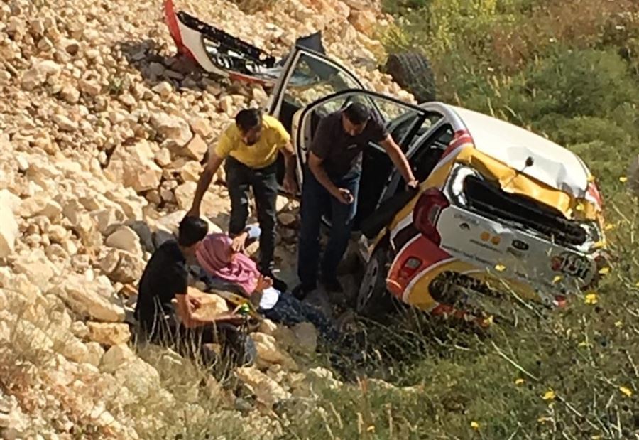 بالصورة: نجت بعدما تدهورت سيارتها على منحدر في النبطية