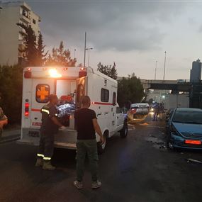 بالصورة: جريحة بإنقلاب سيارتها على طريق عام النبعة