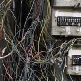 في القبة.. إشكال بسبب تمديد كابلات اشتراك!