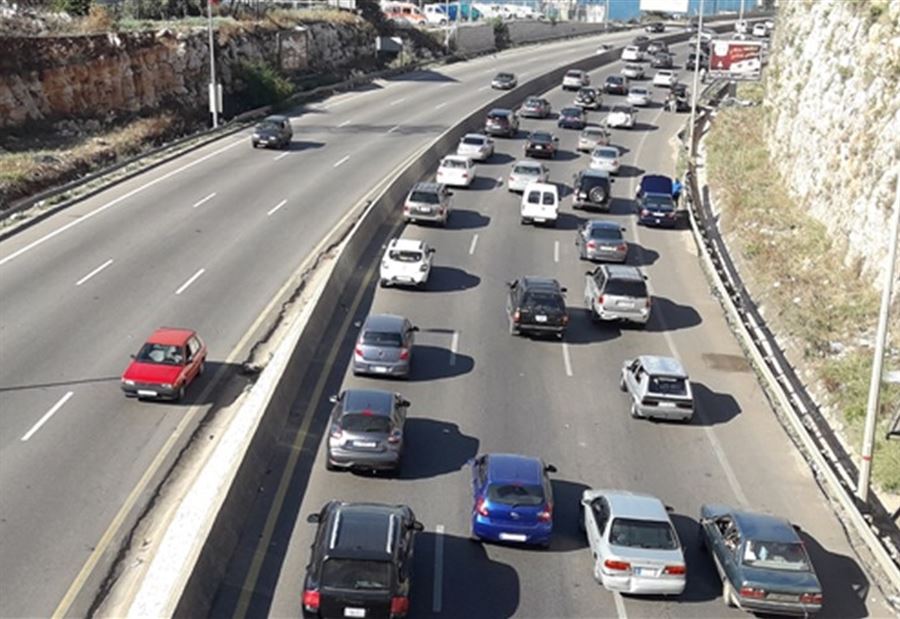 قتيل و 6 جرحى نتيجة تصادم بين 3 سيارات على اوتوستراد الجية 