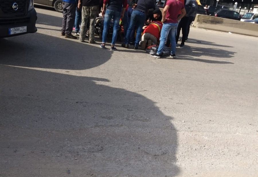 بالصورة: جريحة بحادث سقوط من فان عند مفرق البلمند 