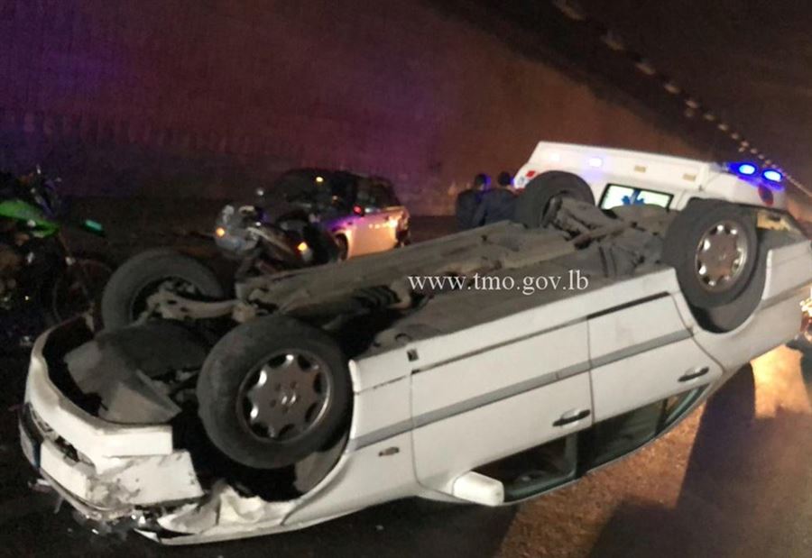 بالصورة: جريحان جراء انقلاب سيارة داخل نفق السفارة الكويتية