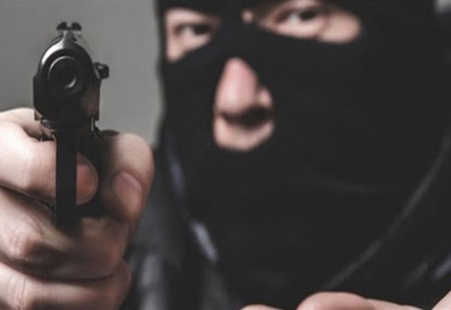 مسلحون سلبوا أمواله... وفرّوا