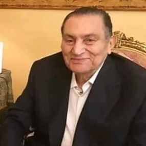 أول ظهور لمبارك بعد شائعة وفاته ... ماذا قال عن سجن ولديه؟